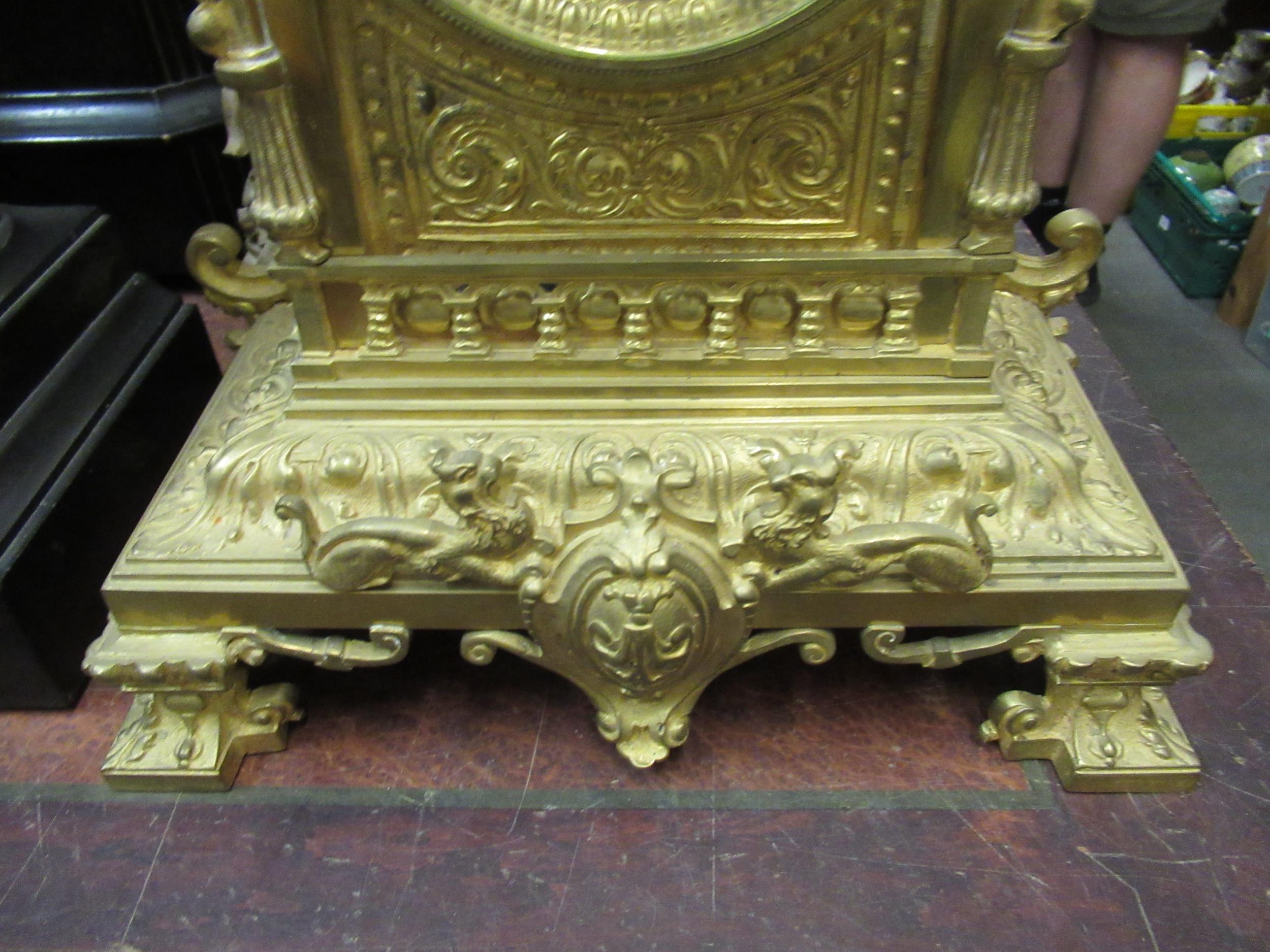 Late 19th / early 20th Century French gilt brass mantel clock, the gilt dial with enamel Roman - Image 5 of 5