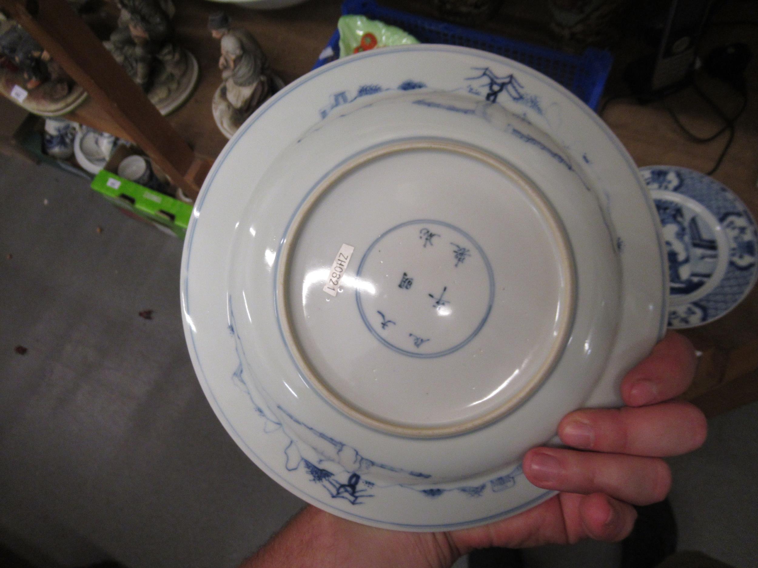 Pair of modern Chinese blue and white plates decorated with figures on a terrace, six character mark - Image 4 of 9