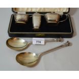 Pair of early 20th Century London silver seal top spoons in antique style, 4oz together with a cased