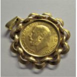 1915 Full sovereign in a 9ct gold pendant mount, 10.4g gross