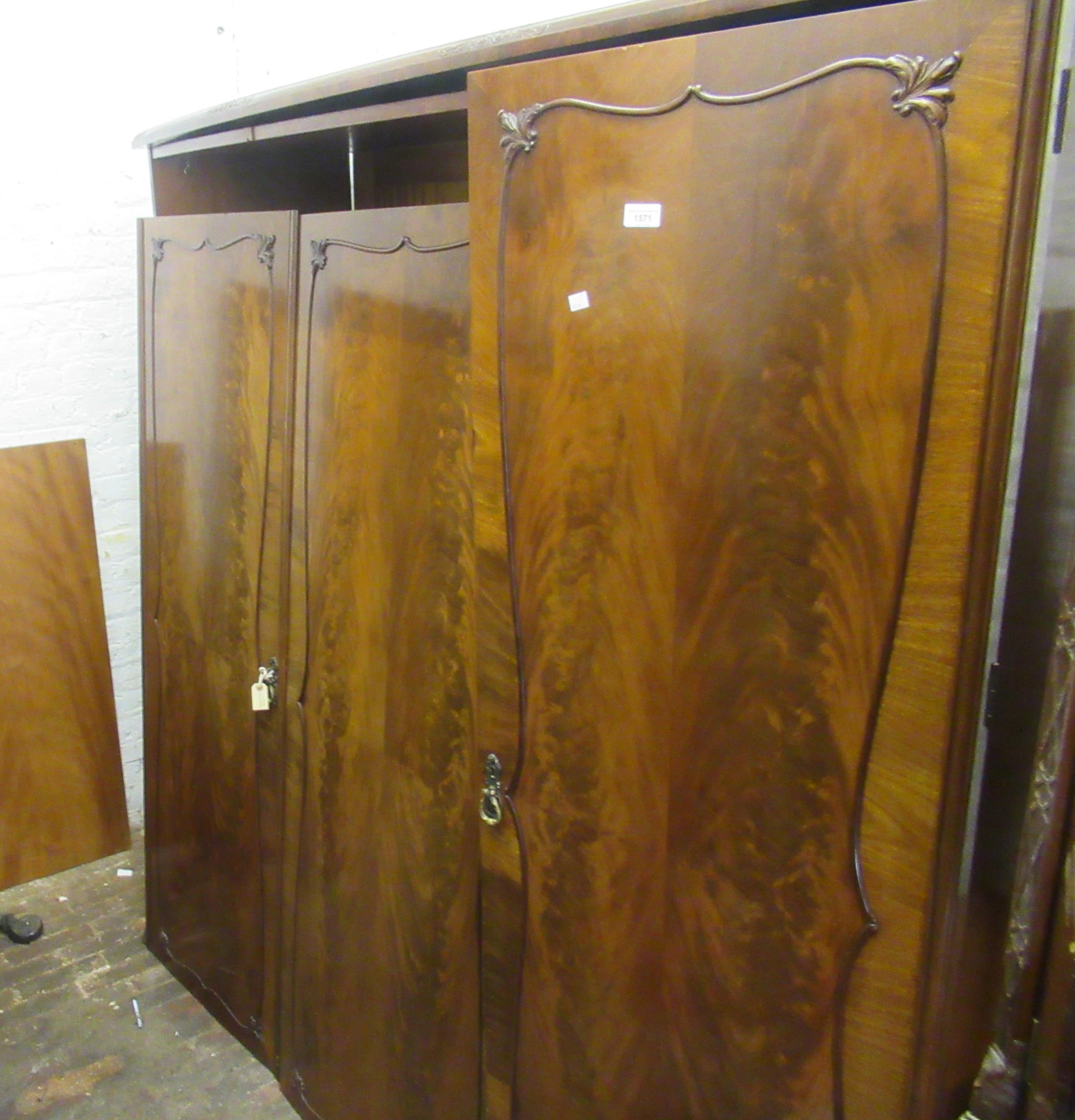 Suite of 20th Century figured mahogany bedroom furniture comprising: three door wardrobe, dressing