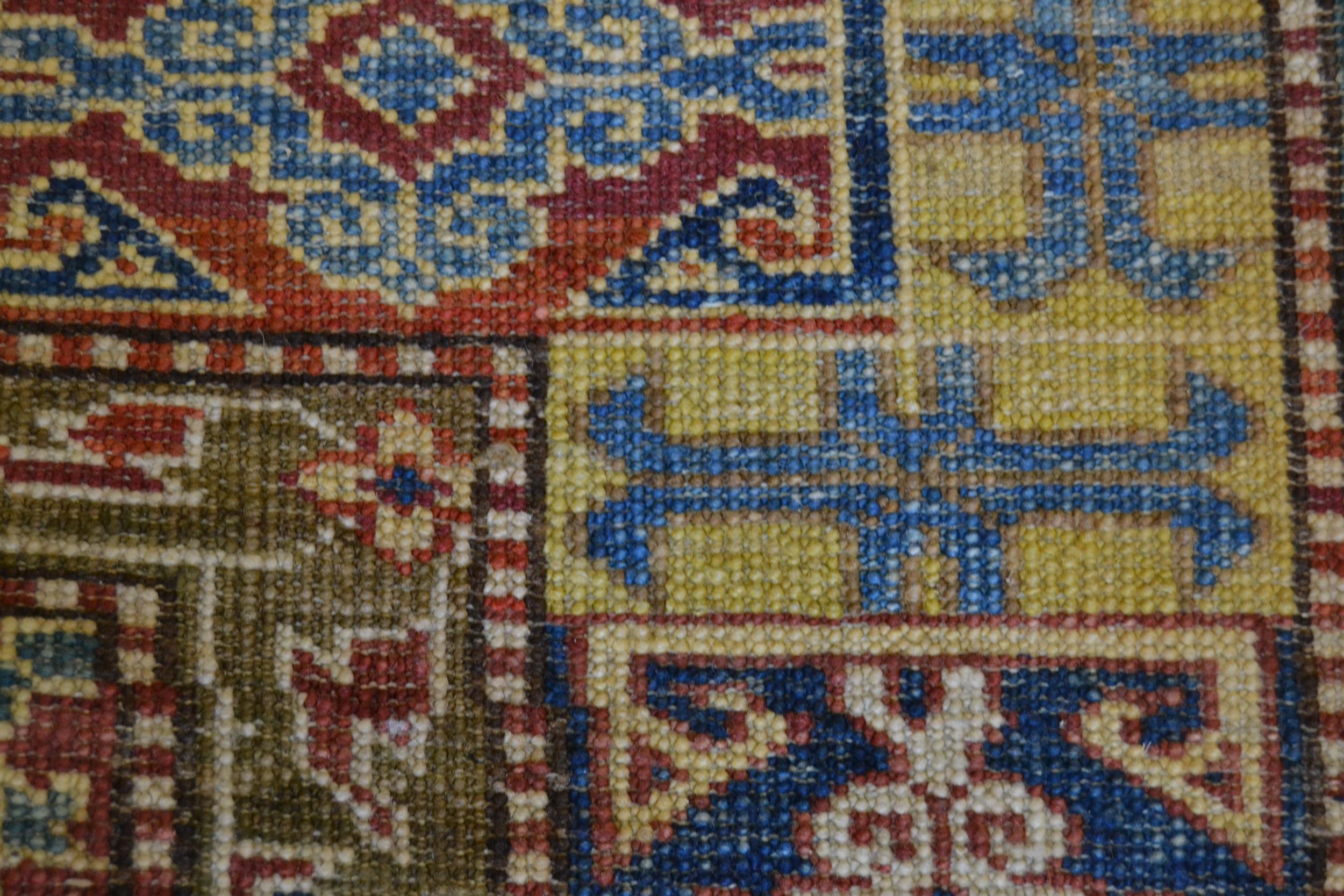 Small Kazak pattern rug of floral and multiple border design, 3ft 6ins x 2ft 6ins approximately - Bild 3 aus 3