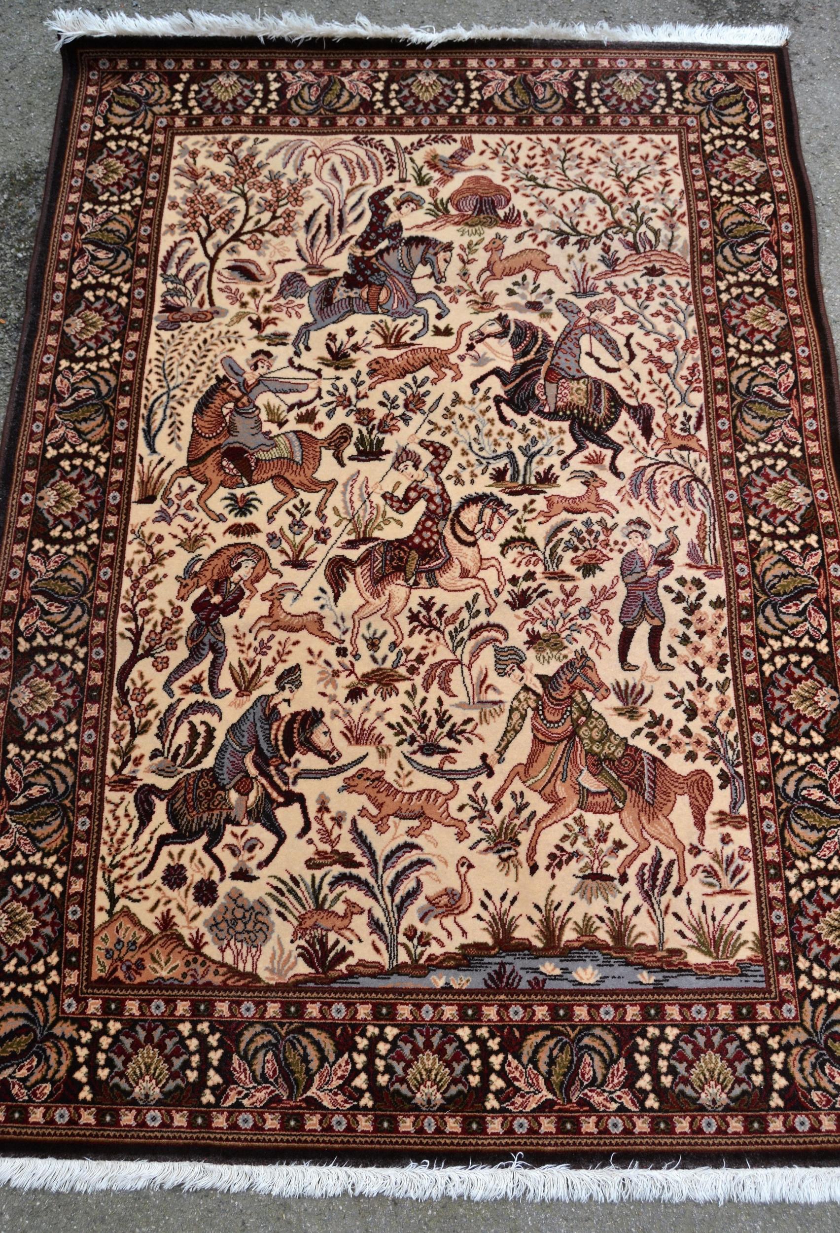 Machine woven hunting pattern rug