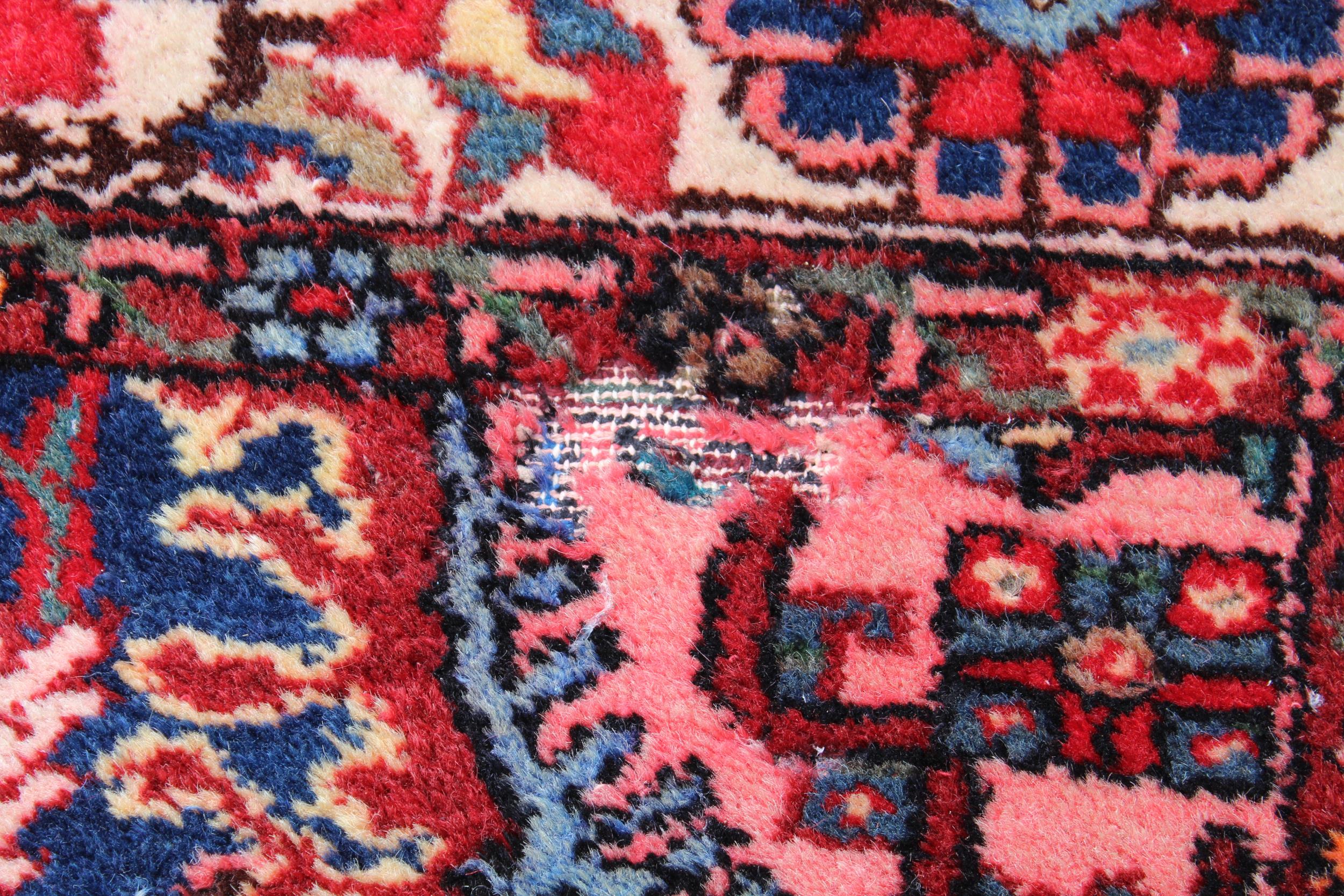 Tabriz rug with a medallion design on a red ground, with blue corner designs and borders, 6ft x - Bild 2 aus 3