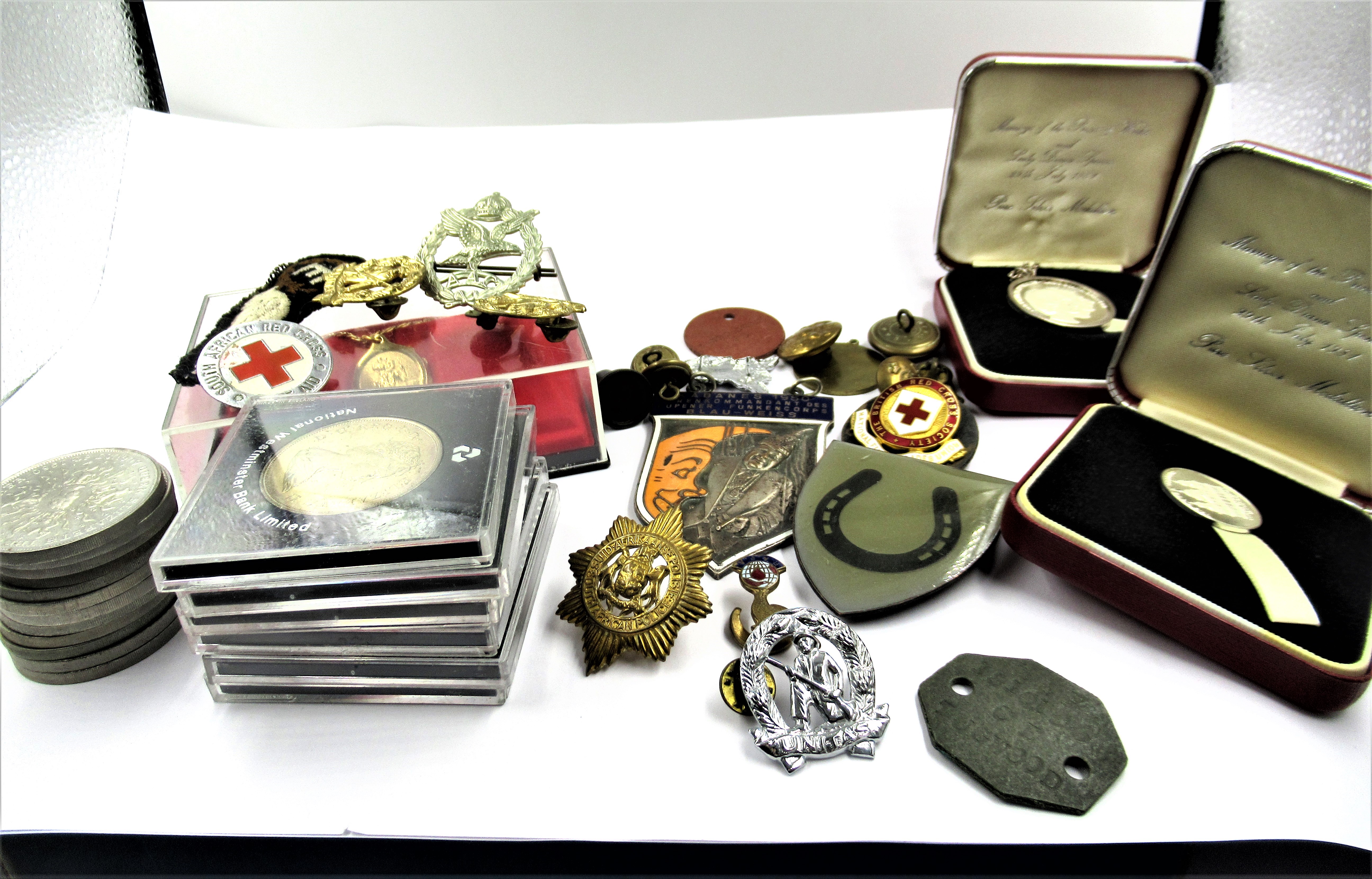 Small quantity of commemorative crowns, medallions and badges
