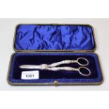 Cased pair of Sheffield silver grape scissors, 3.9ozs