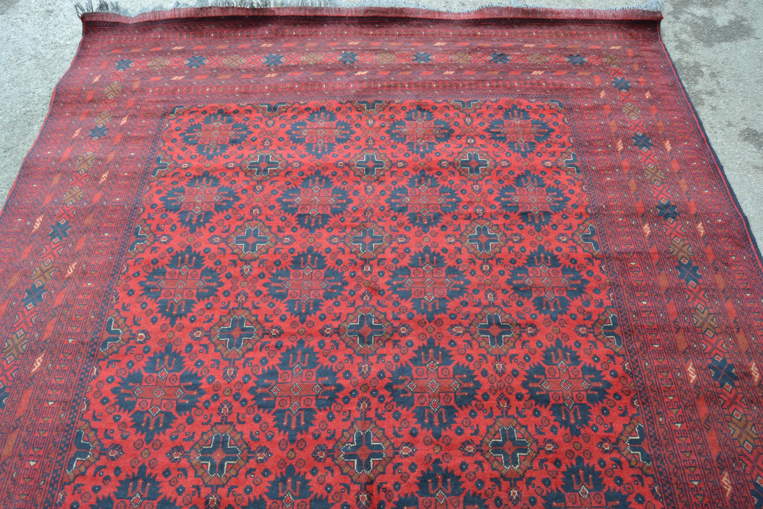 Afghan carpet with four rows of seven gols on a wine ground with multiple borders, 9ft 6ins x 6ft - Bild 3 aus 4