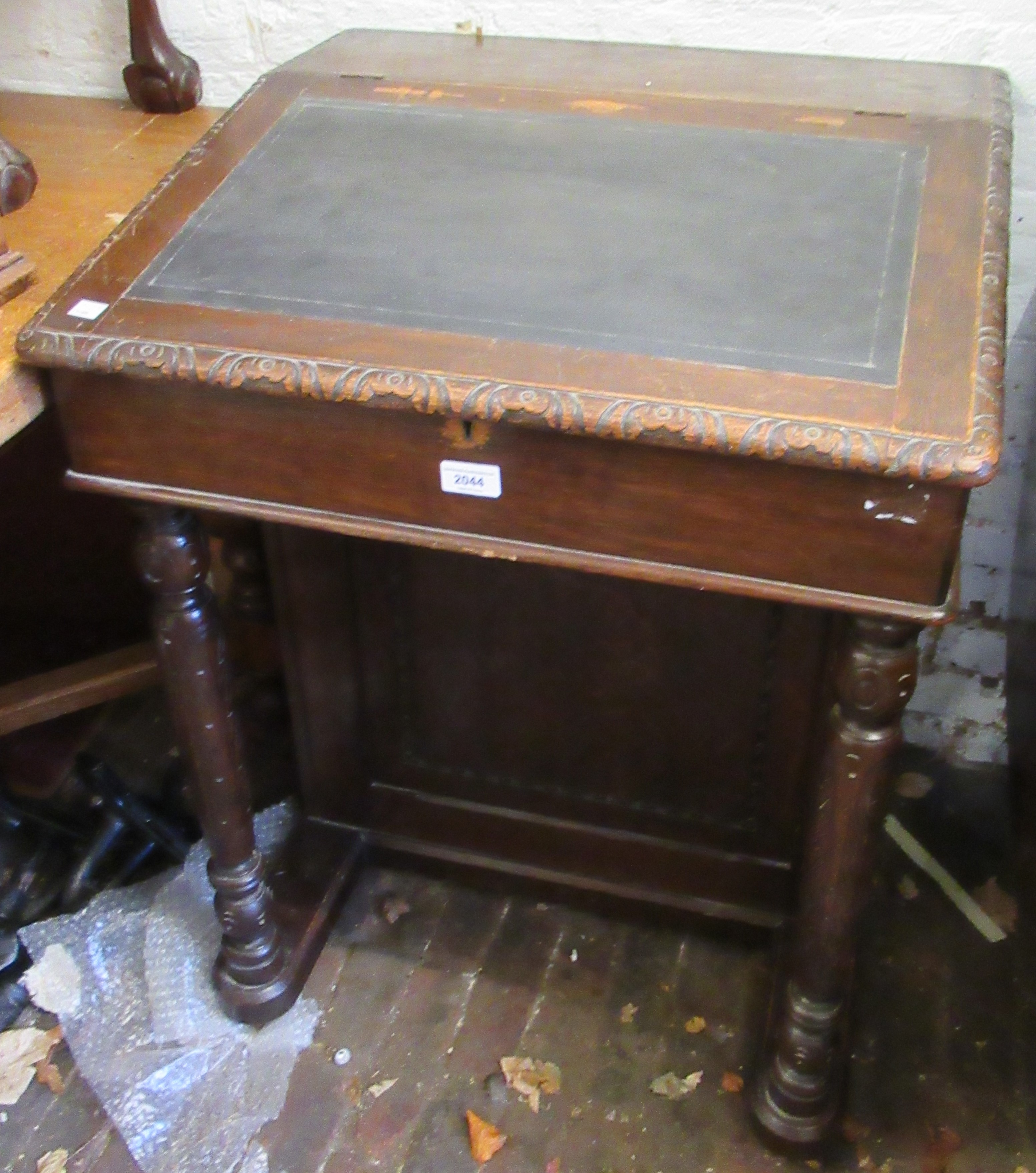 Late 19th / early 20th Century oak Davenport with black leather writing slope, side drawers with