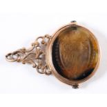 A GOLD AND BROWN AGATE SWIVEL SEAL engraved with a coat of arms and crest, late 18 th century