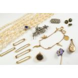 A QUANTITY OF JEWELLERY including a cultured pearl necklace, a 9ct gold charm bracelet, 9.1 grams,
