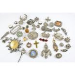 A QUANTITY OF JEWELLERY including various items of antique paste jewellery etc