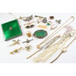 A QUANTITY OF JEWELLERY including a zircon, cultured pearl and gold openwork brooch, a two colour