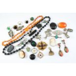 A QUANTITY OF JEWELLERY including an amber bead necklace, a carved shell cameo, a garnet and gold