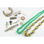 A QUANTITY OF JEWELLERY including a green glass bead necklace, a jade cross, and various other