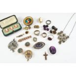 A QUANTITY OF JEWELLERY IN MAROON LEATHER JEWELLERY BOX including a hessonite garnet bar brooch, a