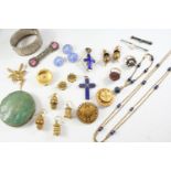 A QUANTITY OF JEWELLERY including an enamel and silver gilt cross brooch, a lapis lazuli and gold