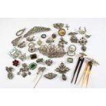 A QUANTITY OF JEWELLERY IN A BLACK LEATHER JEWELLERY BOX including an antique paste set locket