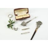 A QUANTITY OF JEWELLERY including a cased set of three 18ct gold and cultured pearl dress buttons, a