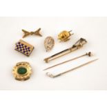 A QUANTITY OF JEWELLERY including a gold and enamel charm, designed as a chess board and