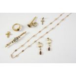 A QUANTITY OF JEWELLERY including an aquamarine and pearl set bar brooch, set in yellow gold, a