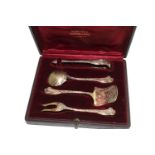 A LATE 19TH CENTURY FRENCH CASED SILVERGILT DESSERT SET TO INCLUDE: a pair of sugar tongs, a