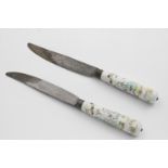 A PAIR OF 18TH CENTURY MOUNTED STEEL-BLADED TABLE KNIVES with French porcelain cannon handles (