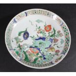 CHINESE FAMILLE VERTE DISH Kangxi period, the centre painted with flowers, the inner rim painted