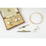 A QUANTITY OF JEWELLERY including a peridot and diamond bar brooch, a pair of cultured pearl
