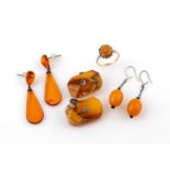 A QUANTITY OF AMBER JEWELLERY including a pair of cufflinks, two pairs of drop earrings, set in