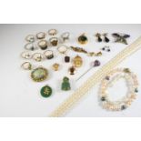 A QUANTITY OF JEWELLERY AND COSTUME JEWELLERY