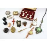 A QUANTITY OF JEWELLERY including a bog oak harp brooch, a banded agate heart-shaped pendant, a