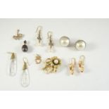 A QUANTITY OF JEWELLERY including a gold and cultured pearl foliate spray brooch, a pair of mabe