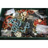 A QUANTITY OF ASSORTED JEWELLERY PARTS all with some damages