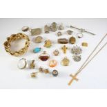 A QUANTITY OF JEWELLERY including a garnet five stone ring, stones loose, set in yellow gold, a