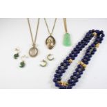A QUANTITY OF JEWELLERY including a carved jade pendant, a lapis lazuli bead necklace, a half pearl,