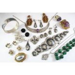 A QUANTITY OF JEWELLERY including a malachite bead necklace, an amethyst and silver collar necklace,