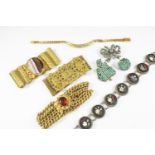 A QUANTITY OF JEWELLERY including a gilt metal bracelet mounted with oval shaped agate, gilt metal