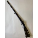 A 19TH CENTURY SINGLE BARREL GERMAN SHOTGUN. With a 78.5cm barrel tapering from circular to