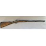 A 19TH CENTURY 16 BORE SINGLE BARREL SHOTGUN. With a 68cm barrel tapering from octagonal to circular