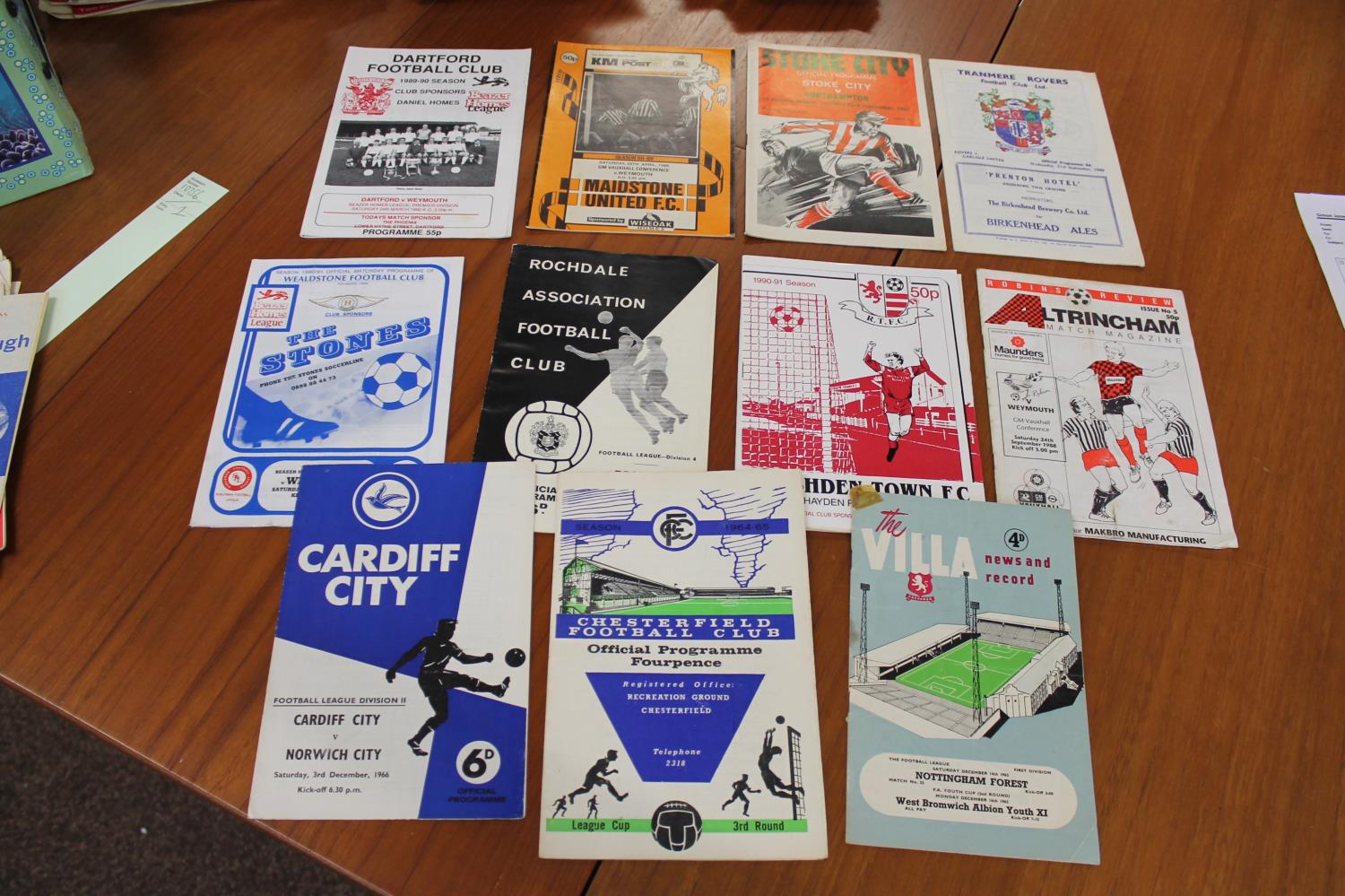 COLLECTION OF VINTAGE FOOTBALL PROGRAMMES an interesting collection of league and non league - Image 18 of 19