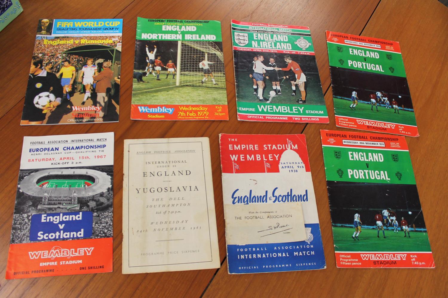 COLLECTION OF VINTAGE FOOTBALL PROGRAMMES an interesting collection of league and non league - Image 4 of 19
