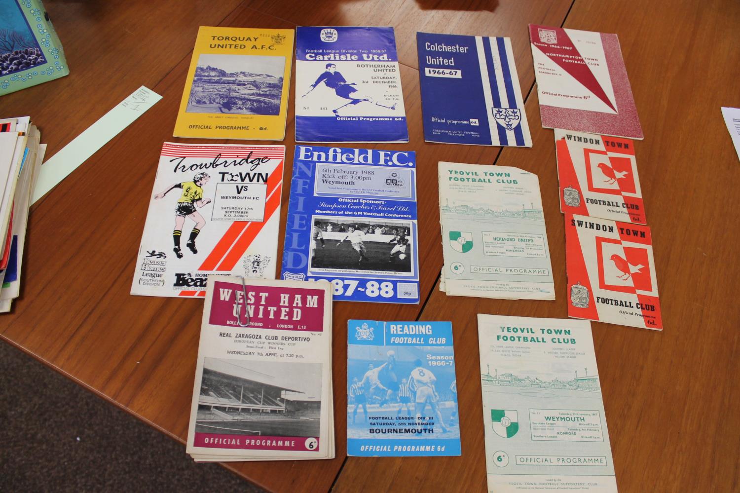 COLLECTION OF VINTAGE FOOTBALL PROGRAMMES an interesting collection of league and non league - Image 17 of 19