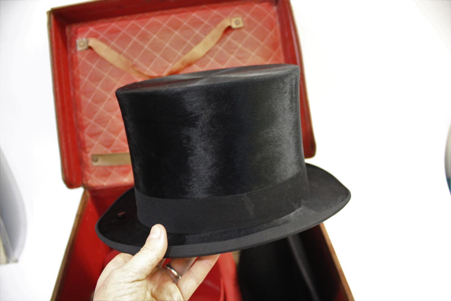 LEATHER HAT BOX, TOP HAT & BOWLER HATS a vintage leather hat with a lined interior, with a black top - Image 3 of 9
