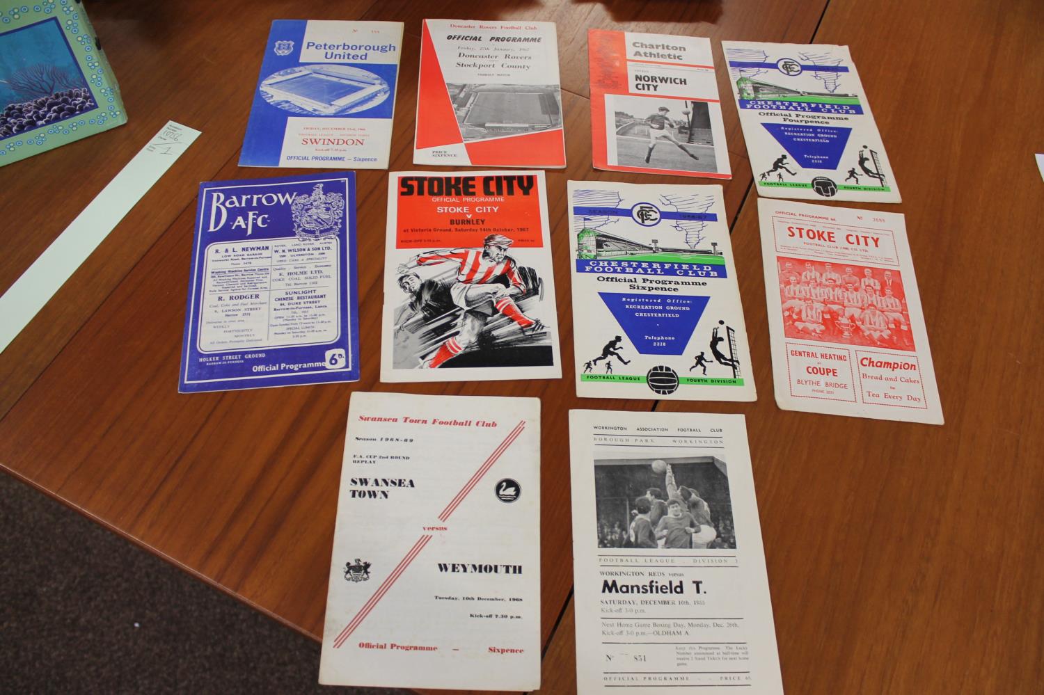 COLLECTION OF VINTAGE FOOTBALL PROGRAMMES an interesting collection of league and non league - Image 19 of 19