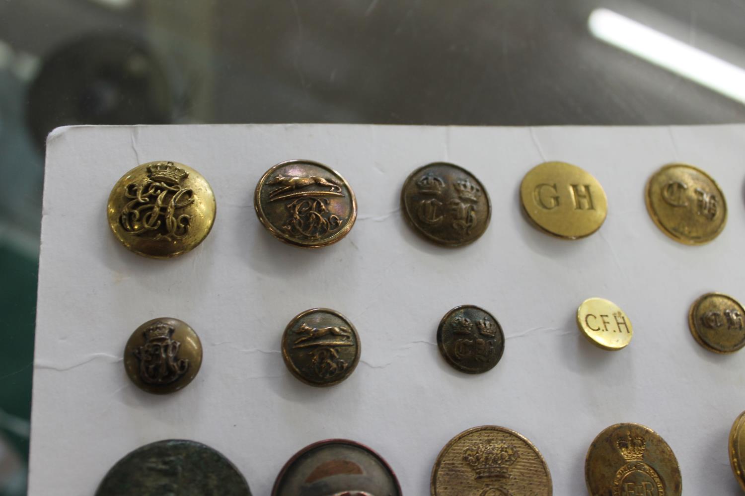 HUNTING BUTTONS including a card with 10 brass buttons from the South Dorset Hunt, and a card with a - Image 3 of 9