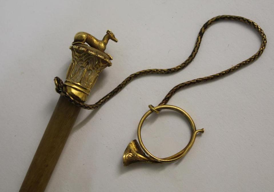 HORN & GOLD MOUNTED WHIP an interesting horn whip with gold mounts (unmarked), the top mounted