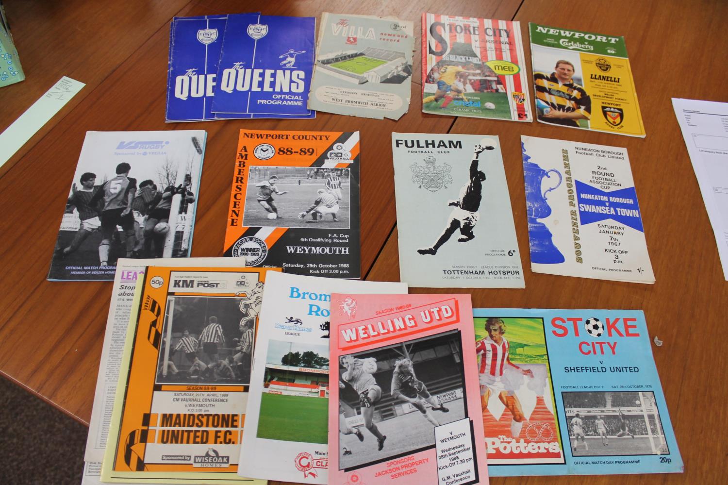 COLLECTION OF VINTAGE FOOTBALL PROGRAMMES an interesting collection of league and non league - Image 16 of 19