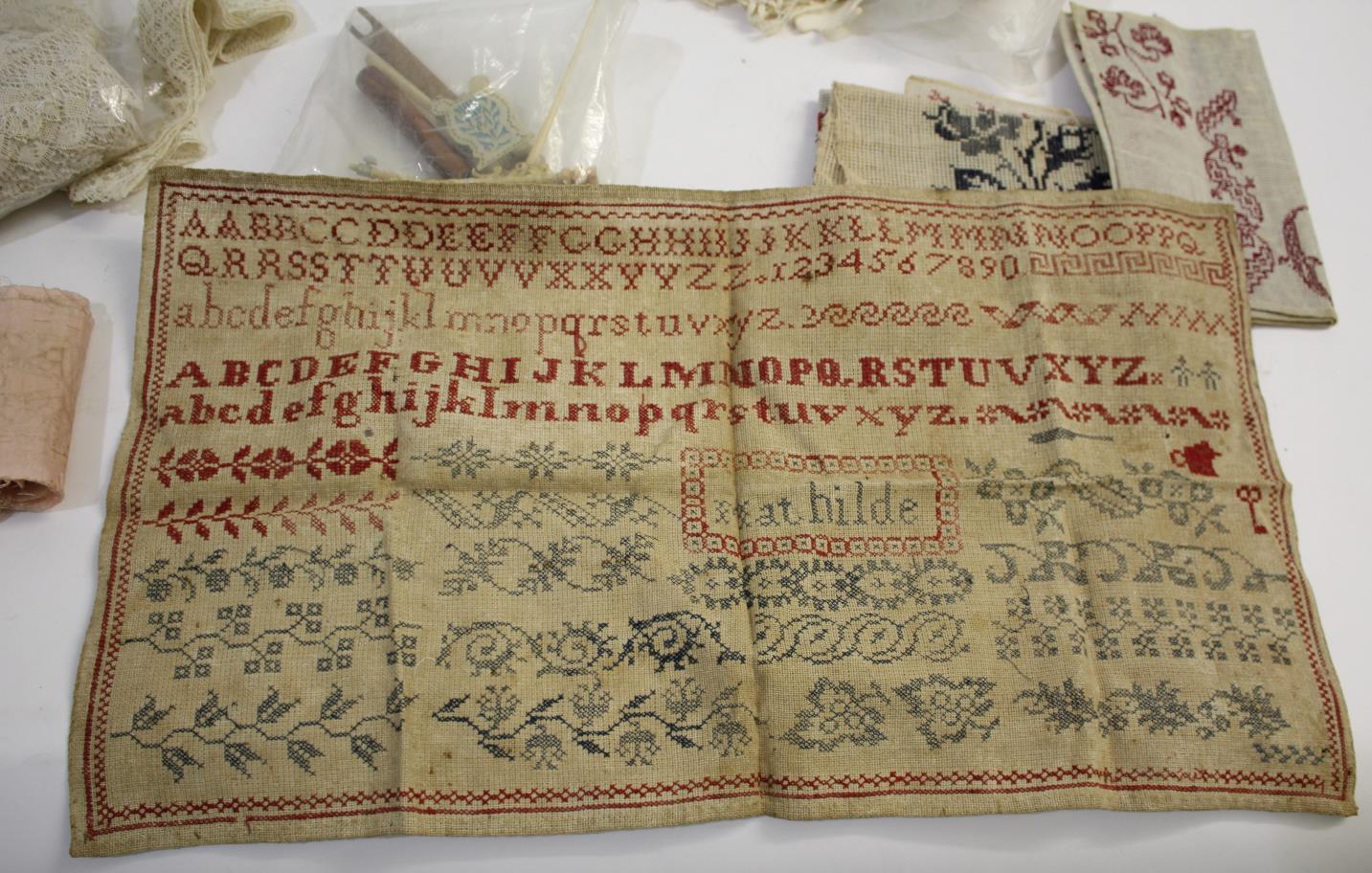 VINTAGE LACE & SEWING ITEMS a collection of late 19thc and early 20thc sewing items and lace, to