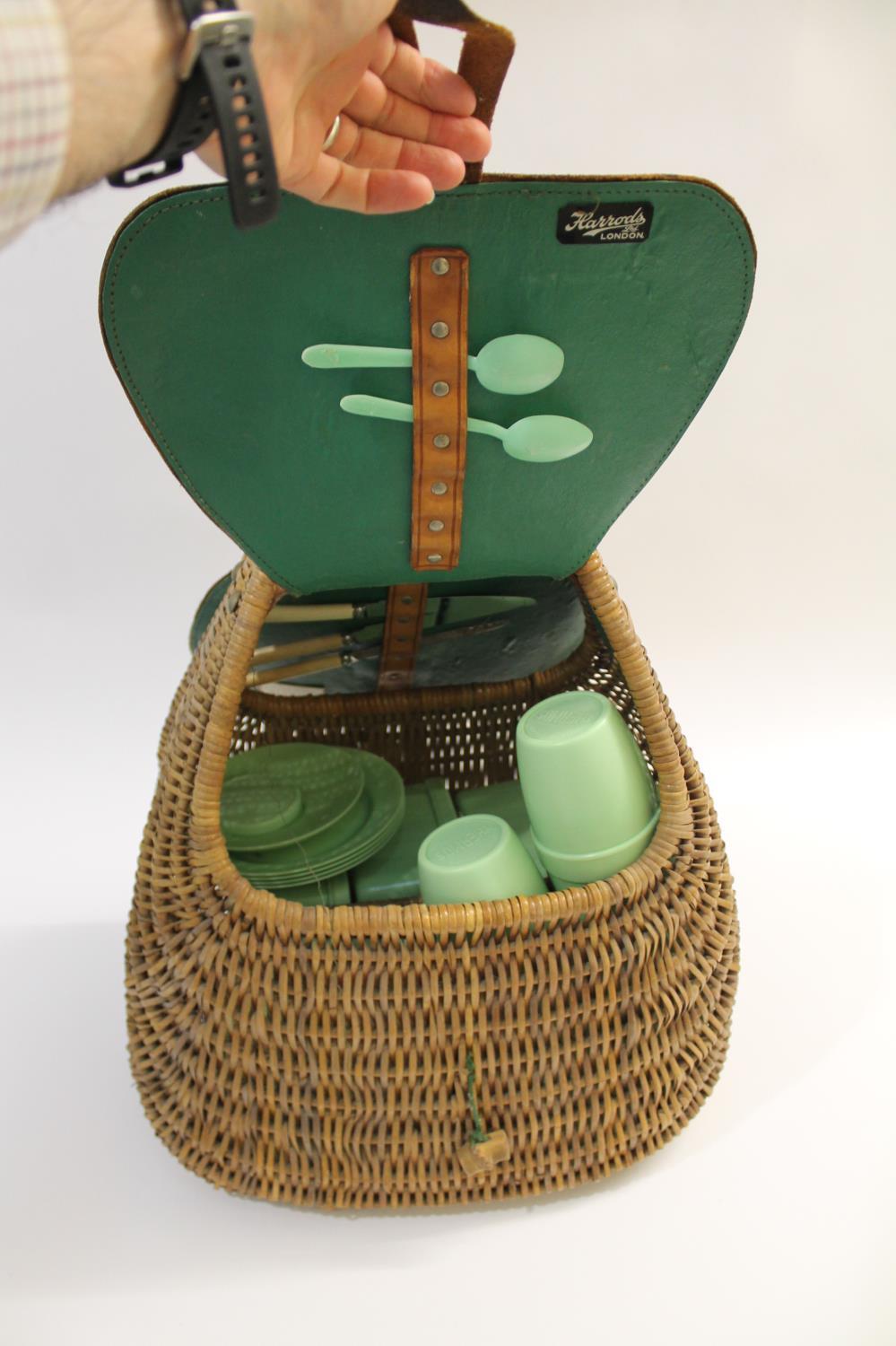 HARRODS 'CORACLE' LEATHER & WICKER HAMPER & PICNIC SET a large wicker hamper with leather flaps on - Image 3 of 4