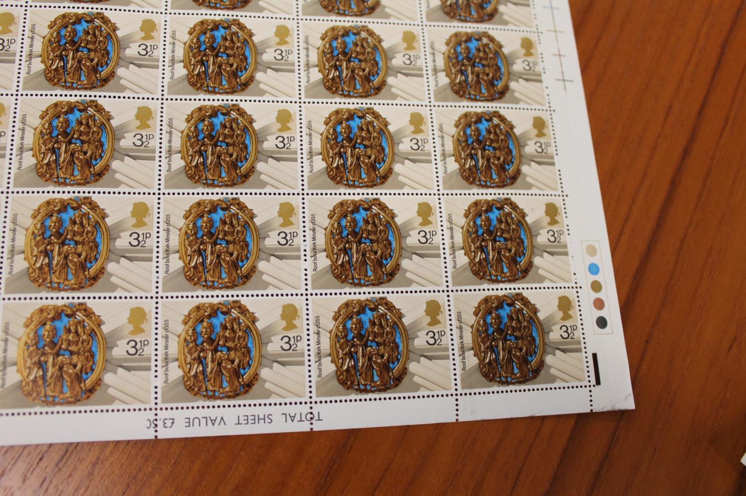 YORK MINSTER - COMPLETE SHEET & OTHERS Stanley Gibbons Error SG 966a (Holly Green/Red), 140 stamps - Image 9 of 11